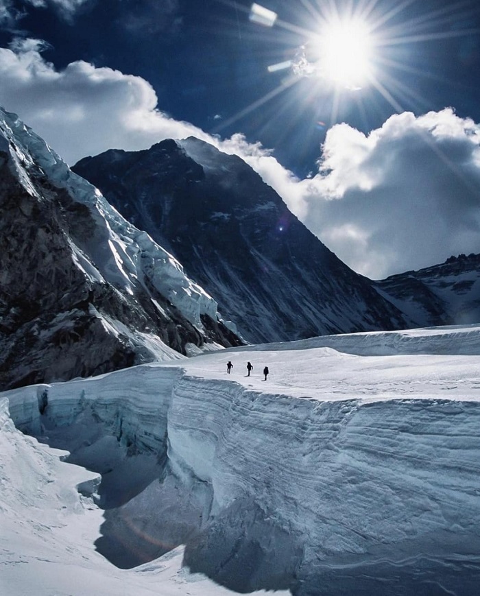 Khung cảnh ngoạn mục của núi tuyết và dòng sông băng - Trekking lên đỉnh Everest