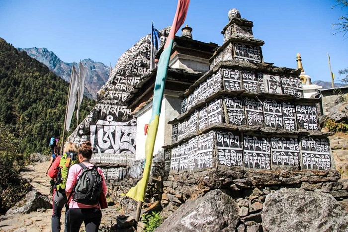 Đi qua một địa điểm linh thiêng trên Everest Base Camp Trek - Trekking lên đỉnh Everest