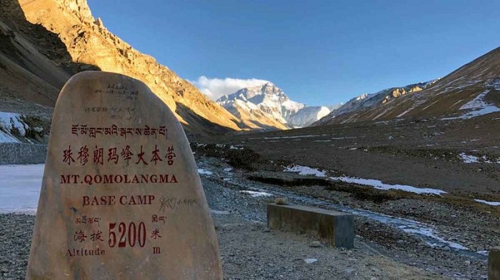 Đá ở Everest Base Camp Tây Tạng cho thấy độ cao - Trekking lên đỉnh Everest