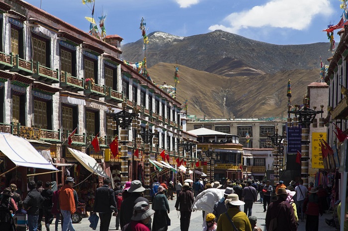 Một khu chợ ở Lhasa - Trekking lên đỉnh Everest